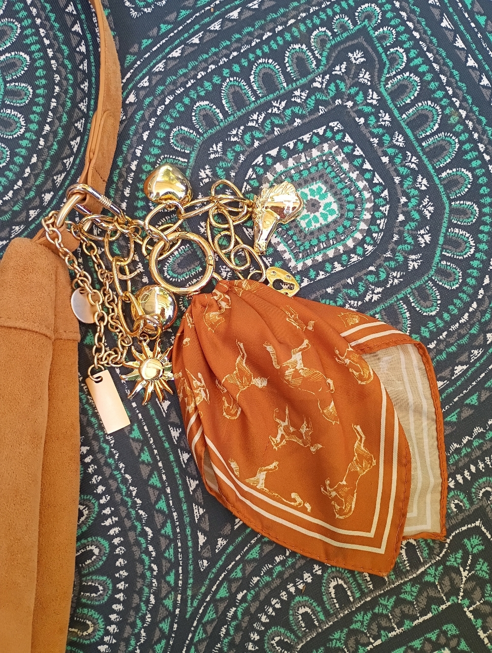 Universal Threads Suede Hobo Shoulder Bag in Tan - Picture 3 of 7